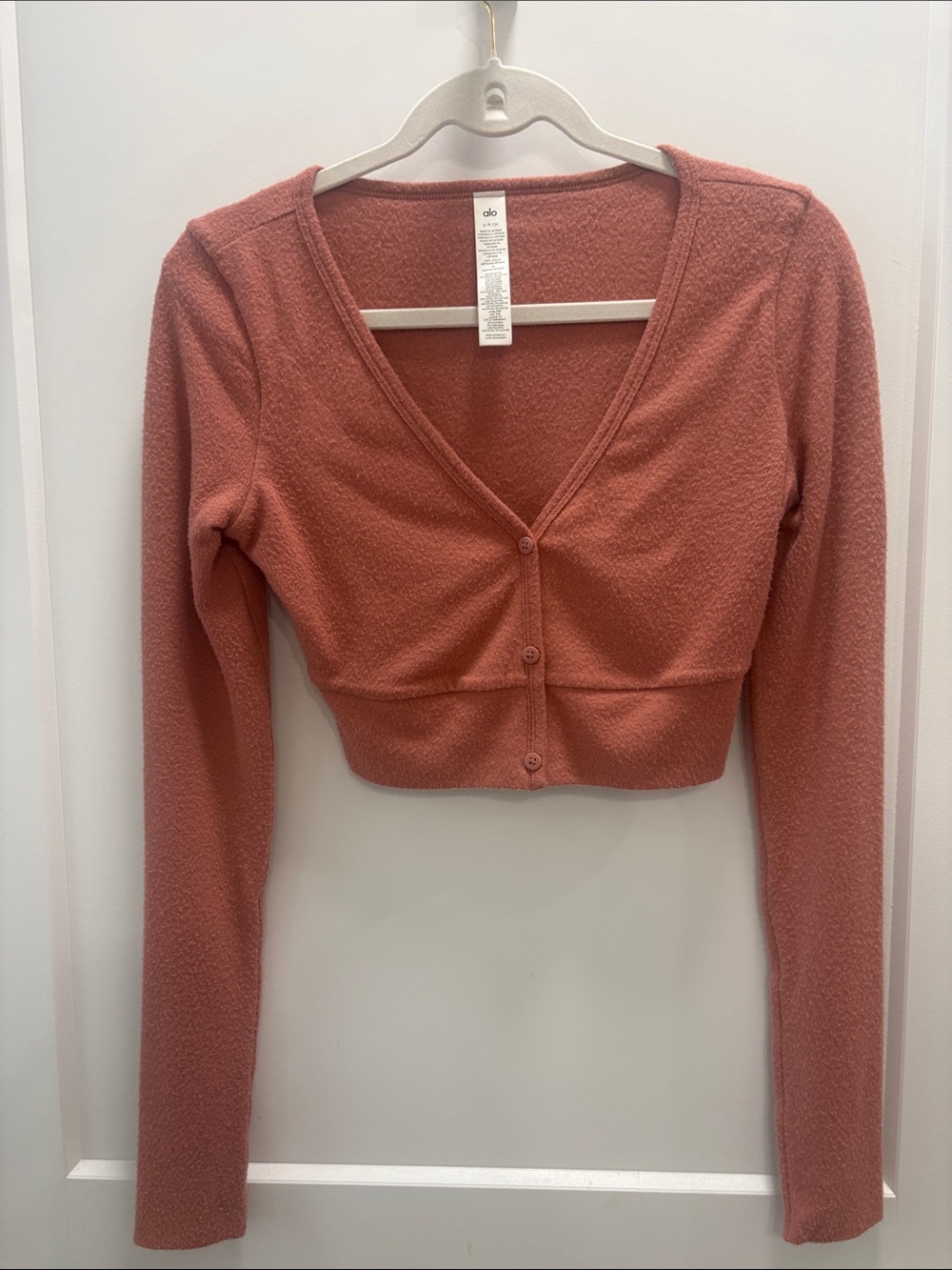 EUC ALO Yoga Rust-Pink Cropped Button-Front Long Sleeve Top. Small. Fastship.